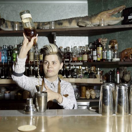 L’alchimiste qui règne derrière le bar