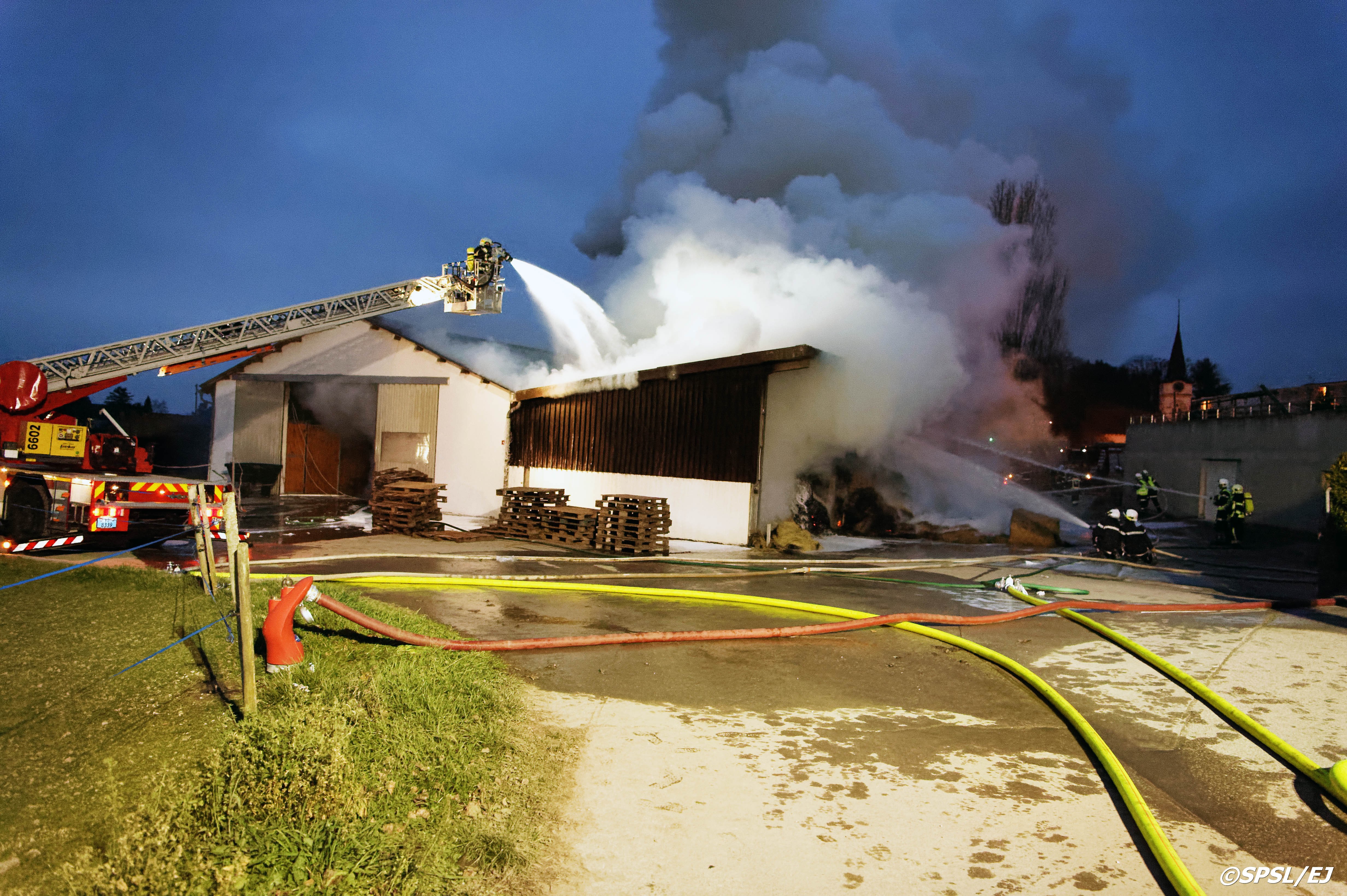 Une ferme partiellement détruite par le feu