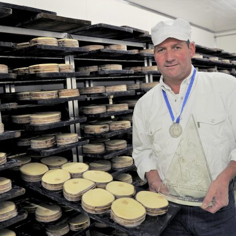 Serge André est sacré roi du vacherin