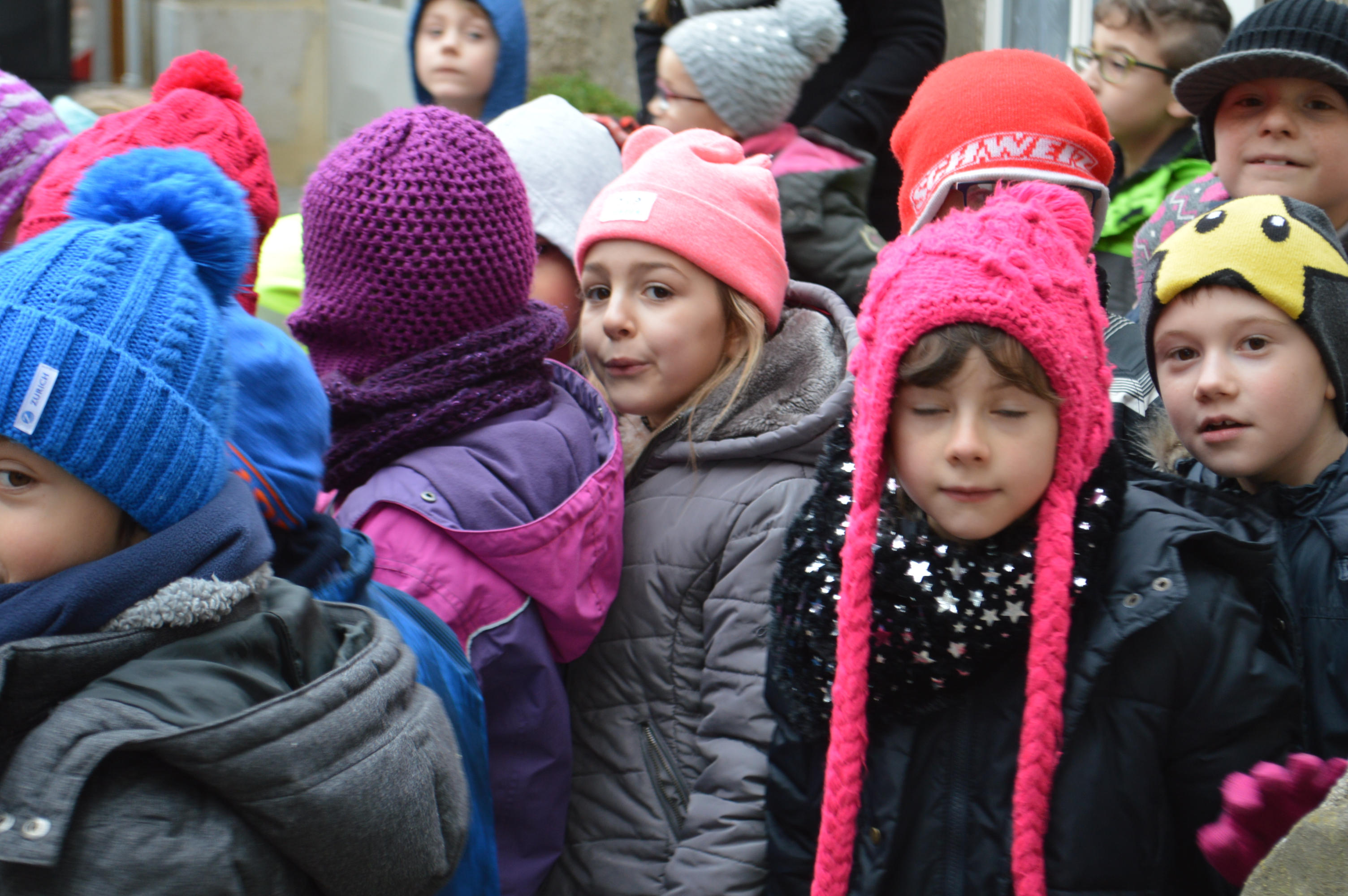 350 enfants emmitouflés chantent Noël
