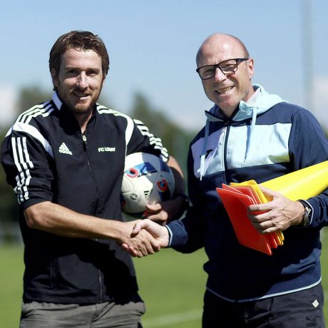 Coachs de luxe pour le foot des talus