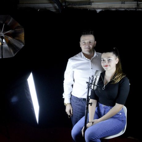 Jenny veut faire entendre sa belle voix