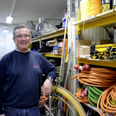 Le roi du courant tire la prise