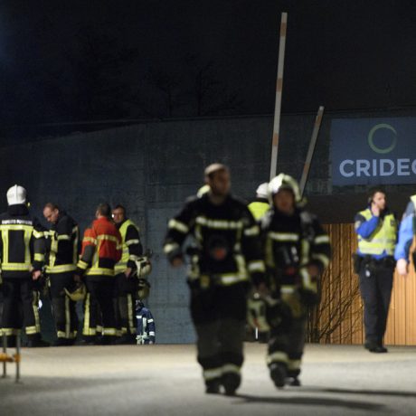 Les combattants du feu ne trouvent pas d’abri