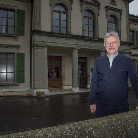 Le directeur aux cent vies prend sa retraite