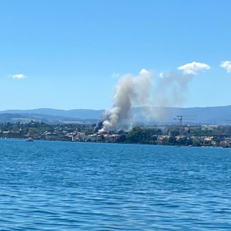 Deux camions en feu pour un nuage de fumée