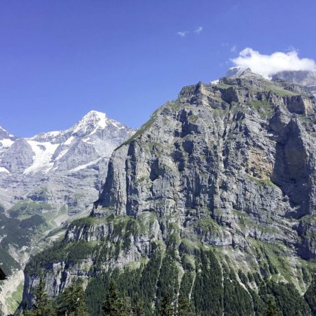 Une vallée nichée entre falaises et cascades