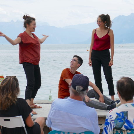 De jeunes comédiens morgiens improvisent avec succès au bord du lac