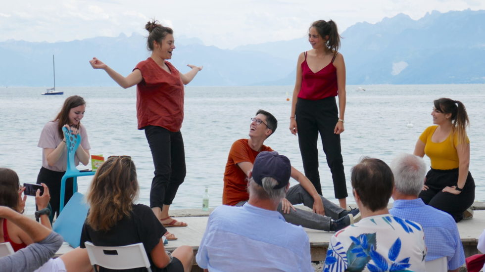 De jeunes comédiens morgiens improvisent avec succès au bord du lac