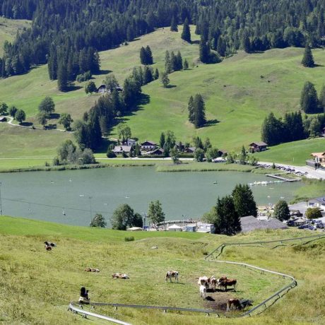 La montagne ludique et les pieds dans l’eau