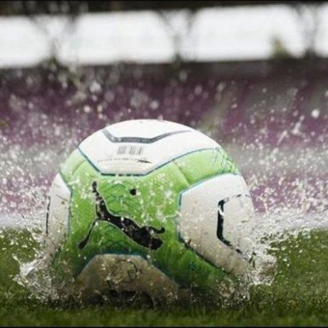 La pluie perturbe les matchs, pas le leader