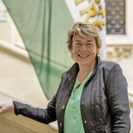 La députée surprise change de registre