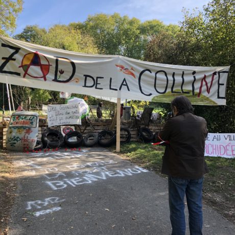 Des militants du climat ont bouclé la colline!