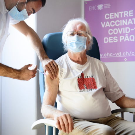 Jacques Dubochet parmi les premiers vaccinés à Morges