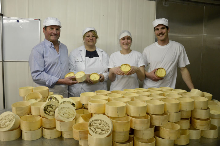 À Romanel, la tradition du fromage se conjugue en famille