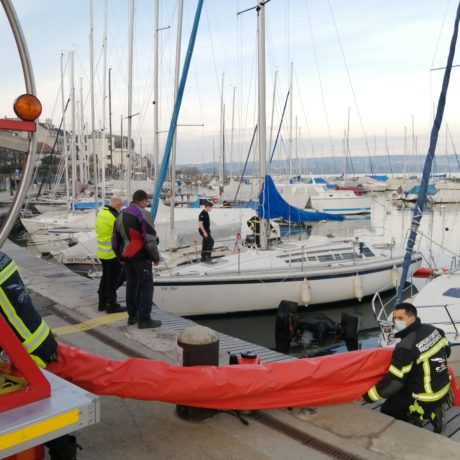 Une voiture termine sa course dans le port de Morges