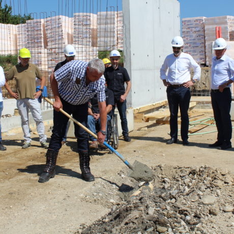 Première pierre posée pour la caserne
