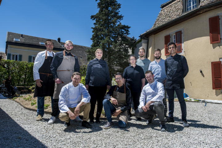 Philippe Deslarzes (debout tout à gauche) et son équipe sont prêts à relever le défi d'ouvrir un nouveau restaurant. Photo: Bovy