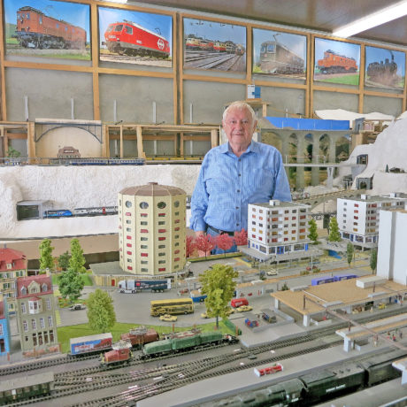 Le chef de gare gère une ville miniature