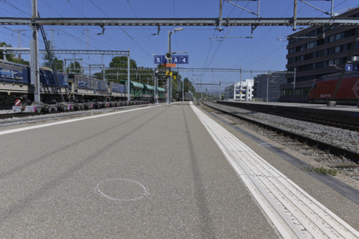 Homicide à la gare: le Ministère public retient la légitime défense et écarte l’omission de porter secours