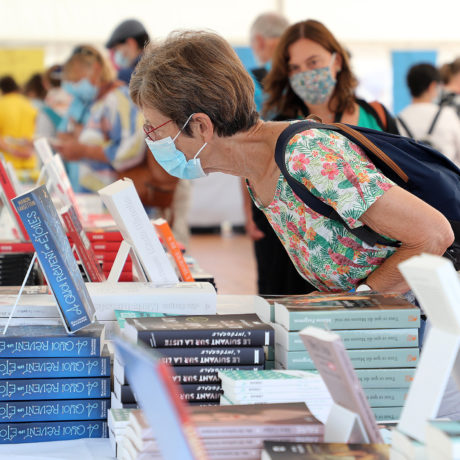 Planqués au livre sur les quais