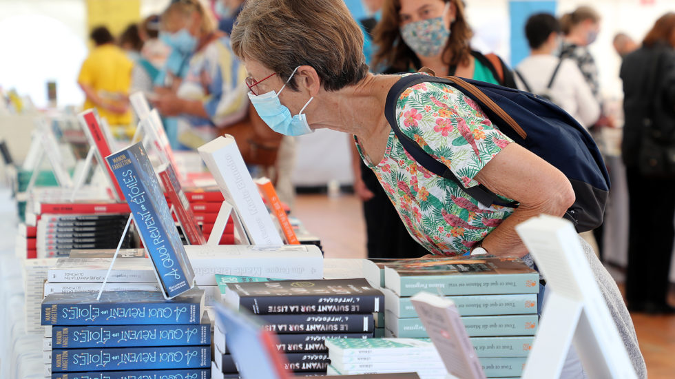 Planqués au livre sur les quais