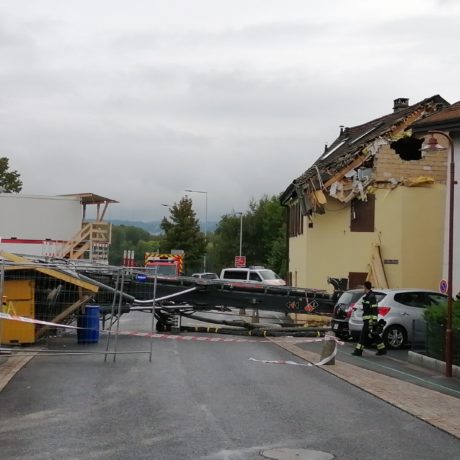 Une foreuse s’effondre sur une maison à Denges