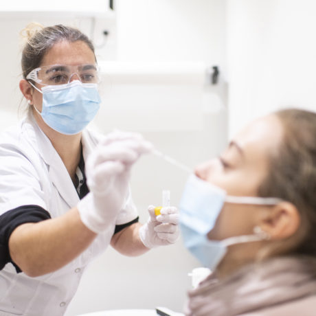 On fait la queue pour les tests Covid, même payants