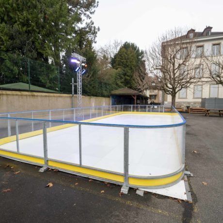 La patinoire éphémère plaît aux familles