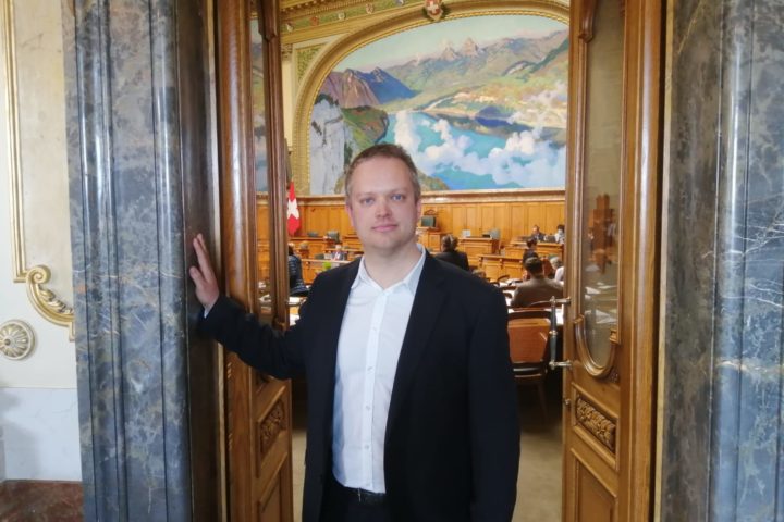 Revivez l’entrée de Raphaël Mahaim au Parlement suisse