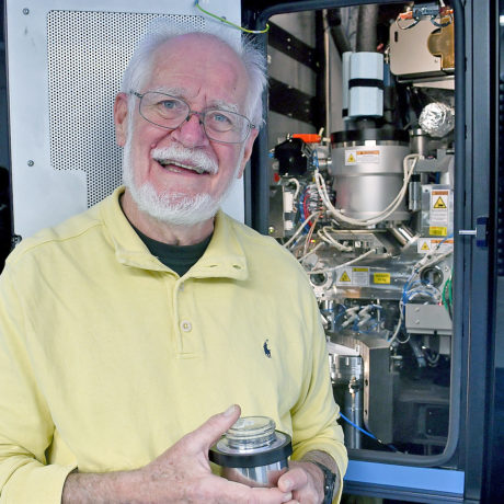 Le prix Nobel fait visiter «son» labo