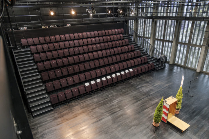 Les gradins rétractables de la salle Rubicube peuvent accueillir 150 personnes assises et 300 debout, une fois rangés. Photo: DR