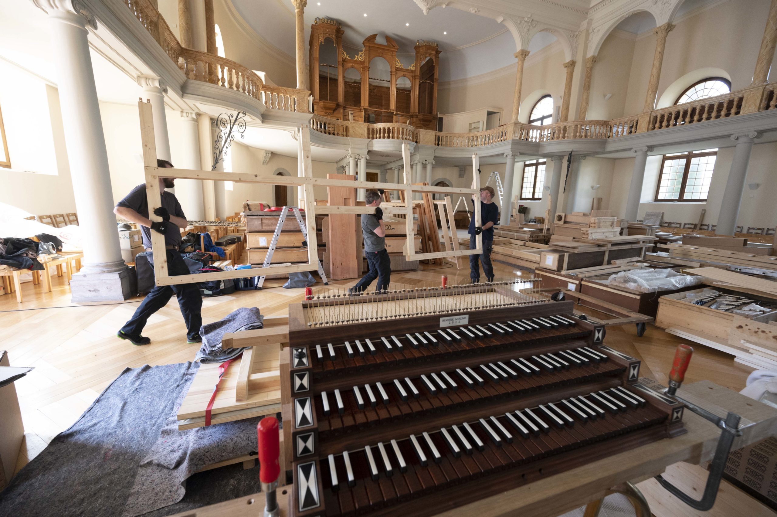 Le nouvel orgue en cours d’installation