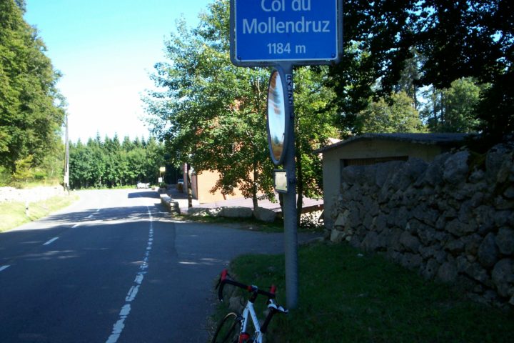 Un motard perd la vie dans le col du Mollendruz