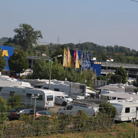 Les gens du voyage s’installent chez le géant de l’ameublement
