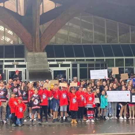 Hockeyeurs et patineurs se mobilisent pour leur patinoire