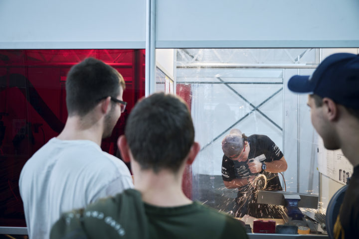Les constructeurs métalliques travaillent dans des boxes. Photo: Friederich/SwissSkills