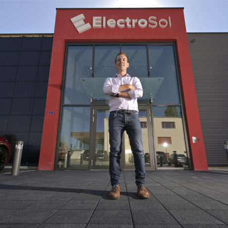 De ses façades solaires jaillit l’énergie