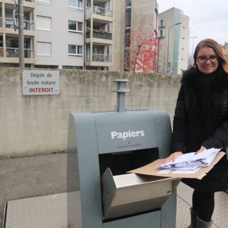 Dénoncée à tort par sa poubelle, elle se défend au poste