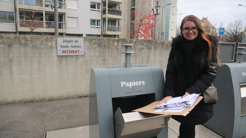 Dénoncée à tort par sa poubelle, elle se défend au poste