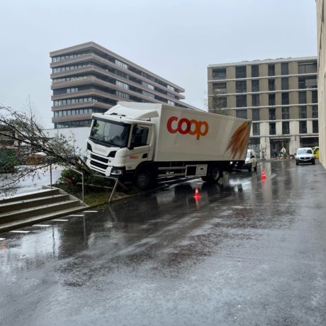 Un ballet de véhicules sur goudron verglacé… et des chutes
