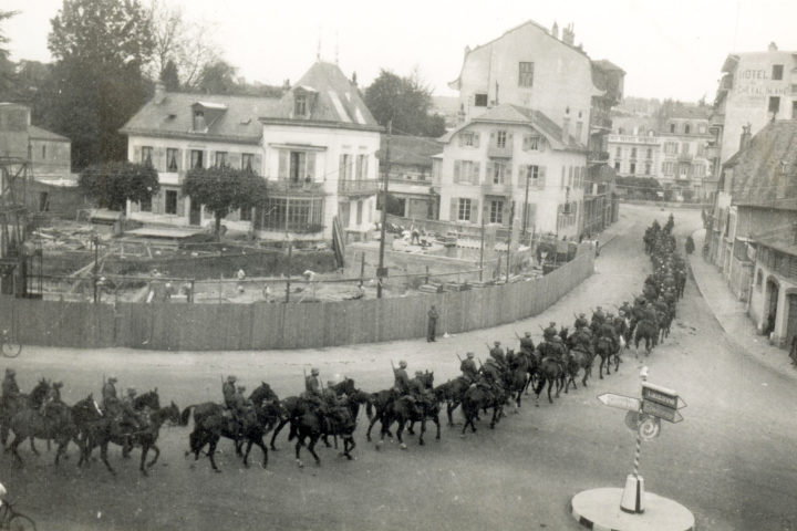 À Morges, en 1939, les troupes défilent devant ce qui deviendra l’Odéon. Photo: Collection Salvatore Gervasi-Pahud