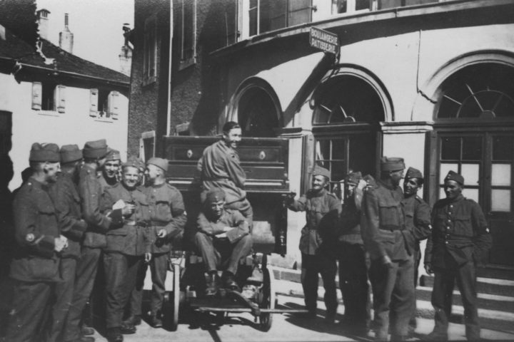 Les militaires animaient souvent la vie locale d'Aubonne. Photo: Collections privées – ©Éditions du Bourg