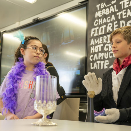 Leur classe d’école transformée en scène