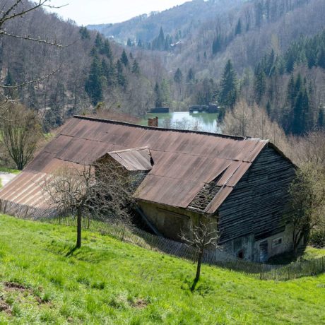 Une ferme délabrée suscite des tensions