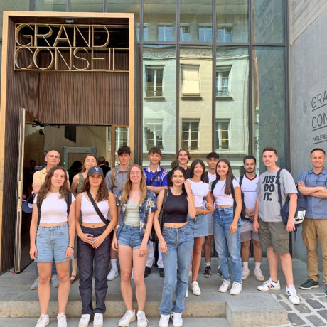 Treize gymnasiens à la découverte du Parlement