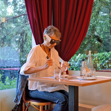 À table, sans voir ni entendre