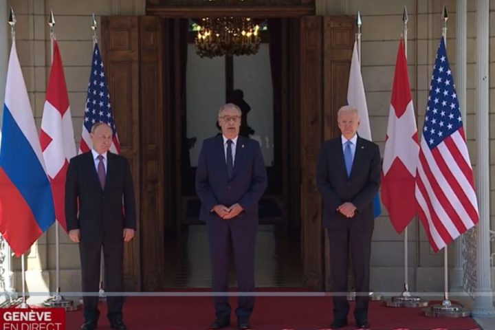 Guy Parmelin entre Joe Biden (le président américain) et Vladimir Poutine (Russie) lors de la rencontre au sommet des deux pays à Genève en 2021.