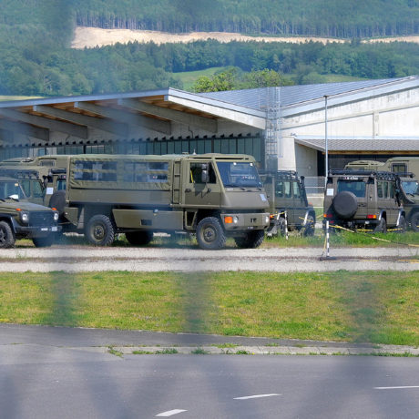 Un faux soldat vole une jeep militaire