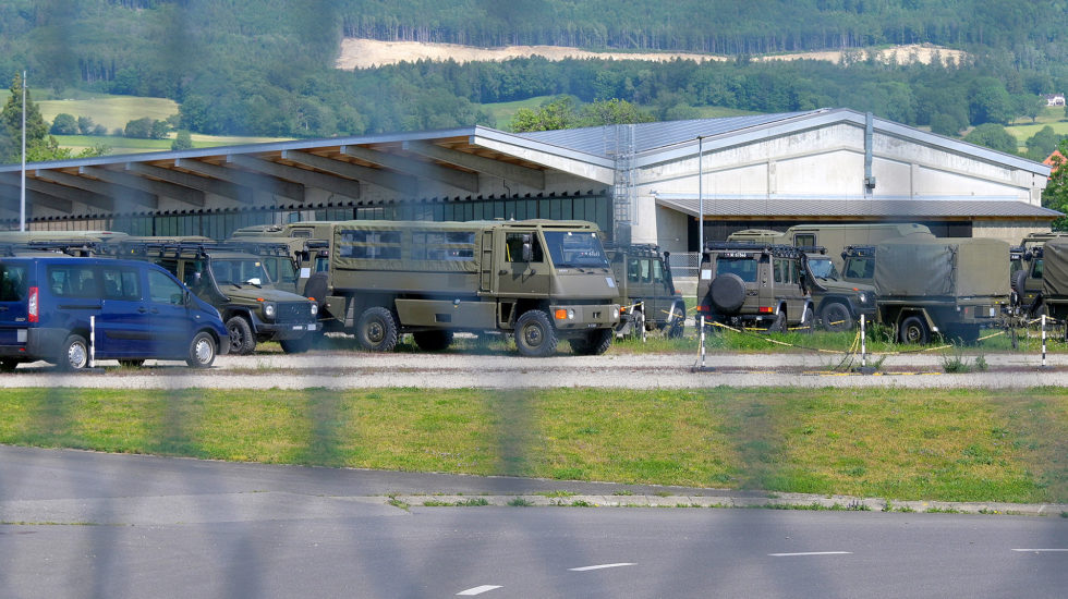 Un faux soldat vole une jeep militaire